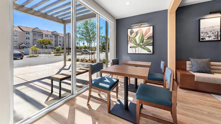 Everhome Suites San Bernardino Loma Lobby