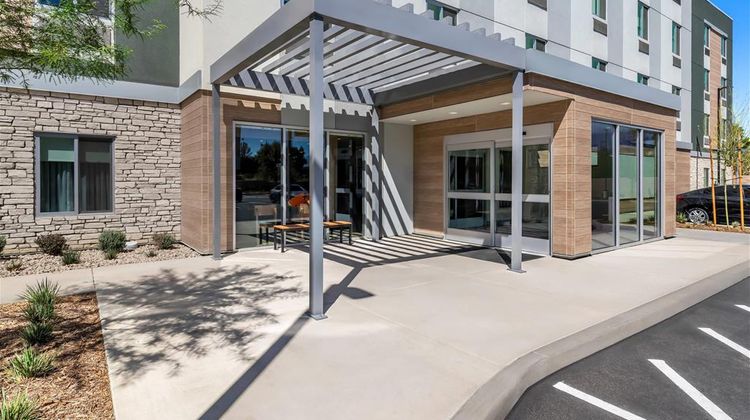 Everhome Suites San Bernardino Loma Exterior