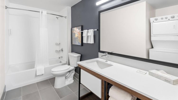 Everhome Suites San Bernardino Loma Room