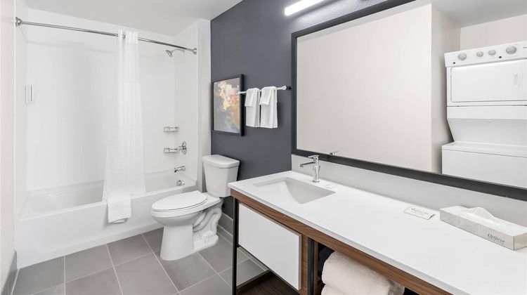 Everhome Suites San Bernardino Loma Room