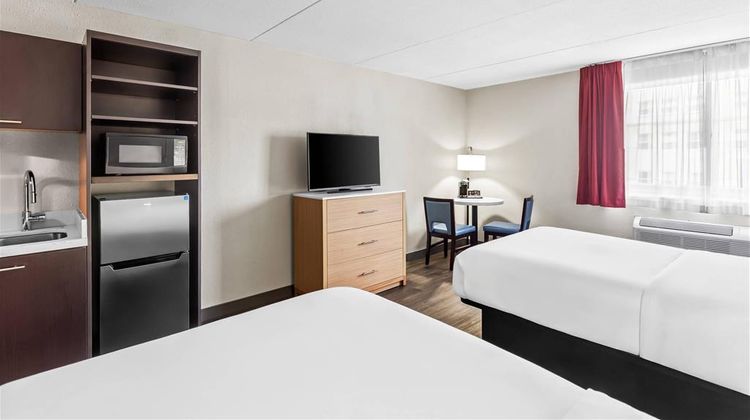 Quality Inn & Suites Charleston Plaza Room