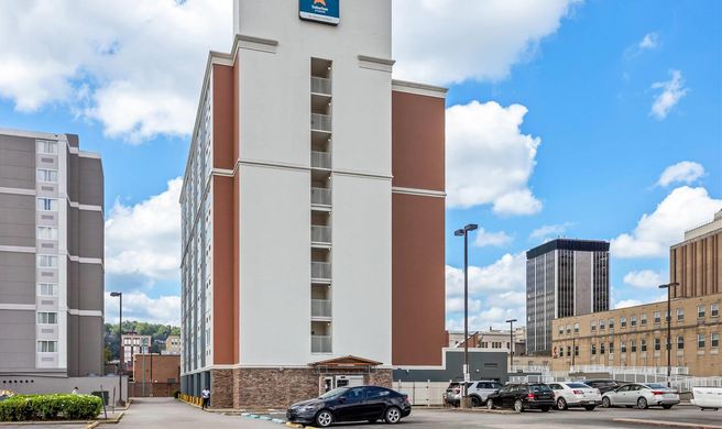 Quality Inn & Suites Charleston Plaza Exterior