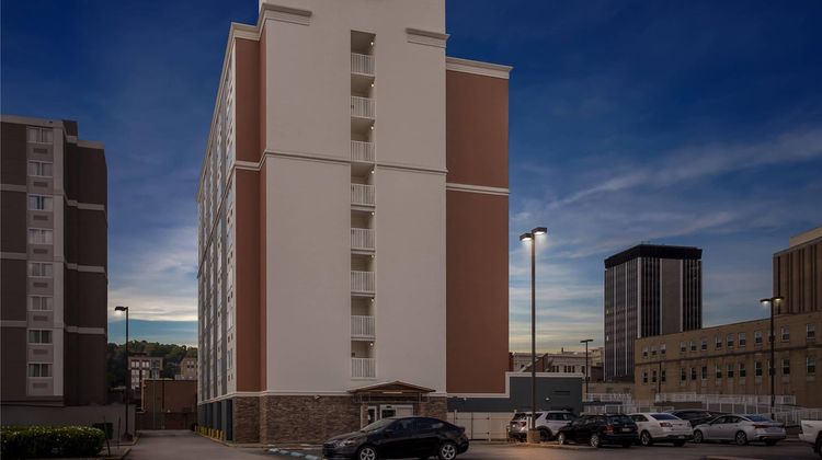 Quality Inn & Suites Charleston Plaza Exterior