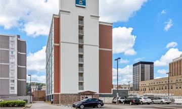 Quality Inn & Suites Charleston Plaza