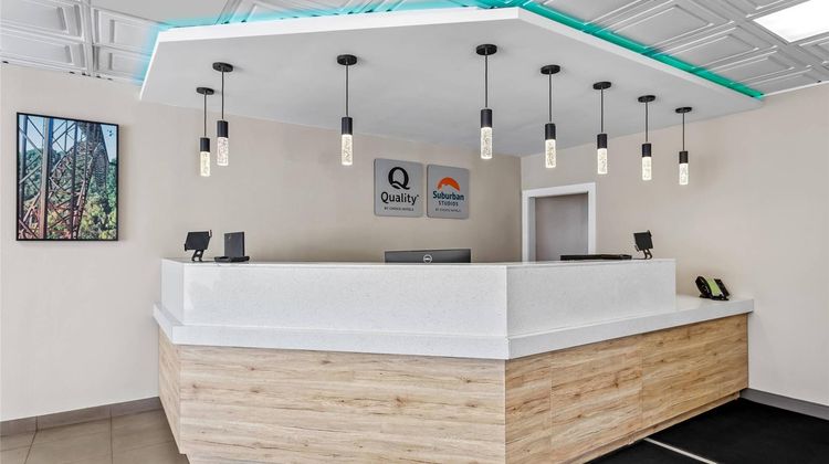 Quality Inn & Suites Charleston Plaza Lobby