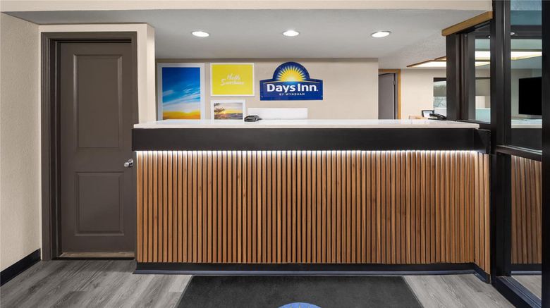 <b>Days Inn by Wyndham Kansas City Northeast Lobby</b>. Images powered by <a href="https://iceportal.shijigroup.com/" title="IcePortal" target="_blank">IcePortal</a>.