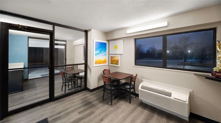 Days Inn by Wyndham Kansas City Northeast Lobby