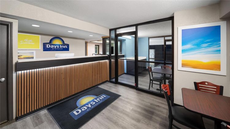 Days Inn by Wyndham Kansas City Northeast Lobby