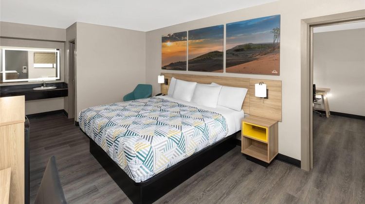 Days Inn by Wyndham Kansas City Northeast Suite