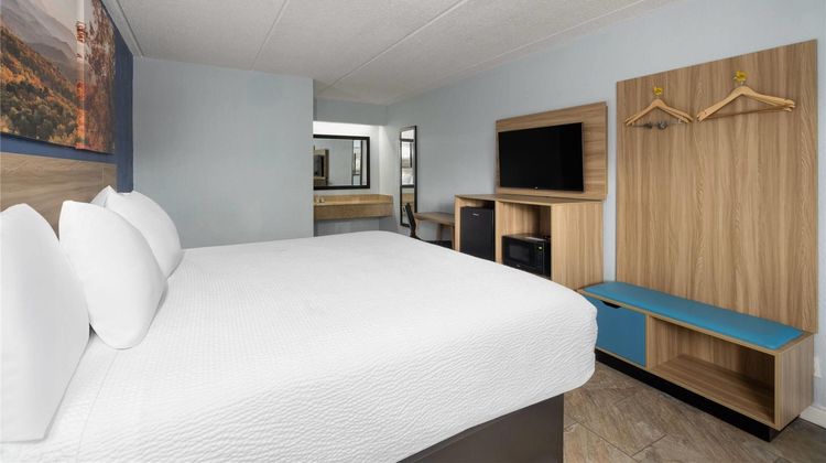 Days Inn by Wyndham Charlotte University Room