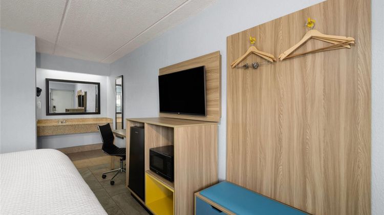 Days Inn by Wyndham Charlotte University Room