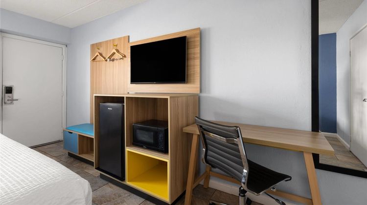 Days Inn by Wyndham Charlotte University Room