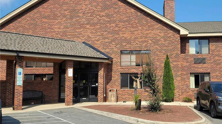 <b>University Inn Exterior</b>. Images powered by <a href="https://iceportal.shijigroup.com/" title="IcePortal" target="_blank">IcePortal</a>.