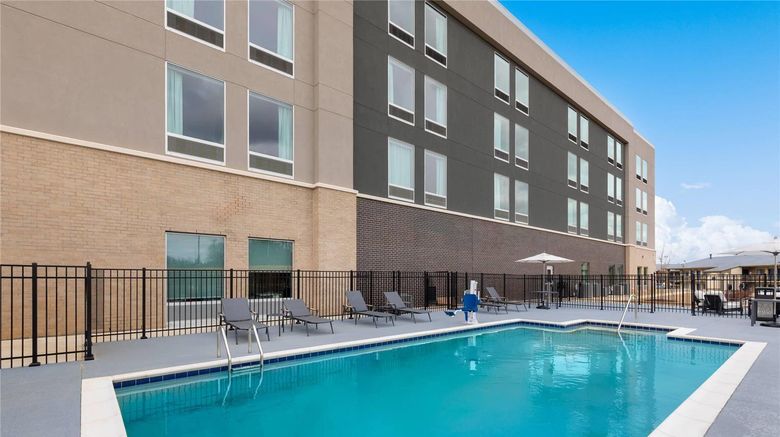 <b>La Quinta Inn & Suites Athens I-65 Pool</b>. Images powered by <a href="https://iceportal.shijigroup.com/" title="IcePortal" target="_blank">IcePortal</a>.