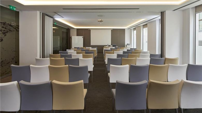 <b>Hotel Faro Meeting</b>. Images powered by <a href="https://iceportal.shijigroup.com/" title="IcePortal" target="_blank">IcePortal</a>.