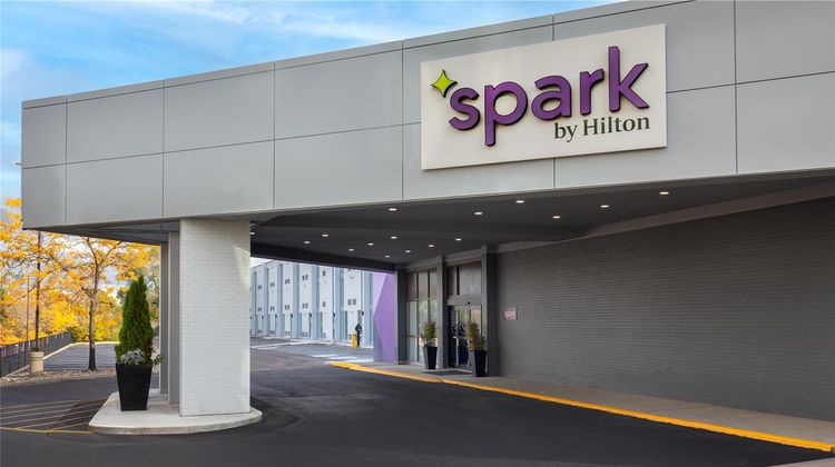 Spark by Hilton Toronto Airport Exterior