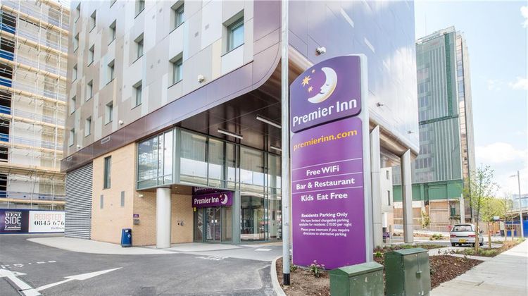 Premier Inn London Brentford Exterior