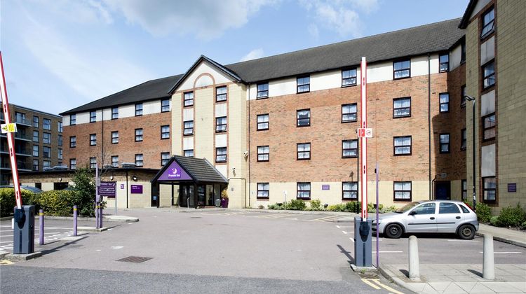 Premier Inn London Edgware Exterior