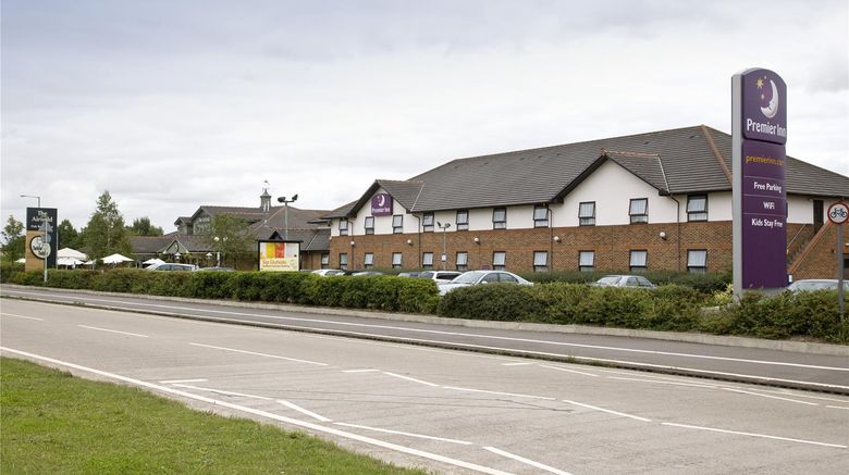 <b>Premier Inn Hatfield Exterior</b>. Images powered by <a href="https://iceportal.shijigroup.com/" title="IcePortal" target="_blank">IcePortal</a>.