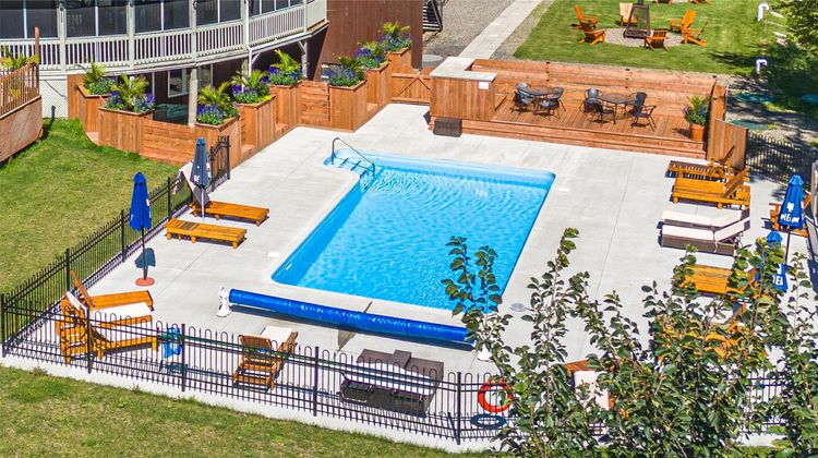 Hotel Lac-Brome Pool