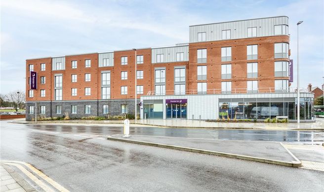 Premier Inn Wokingham Town Centre Exterior
