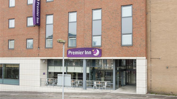 Premier Inn Luton Town Centre Exterior