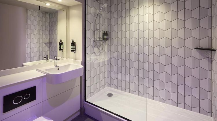 Premier Inn Luton Airport Room