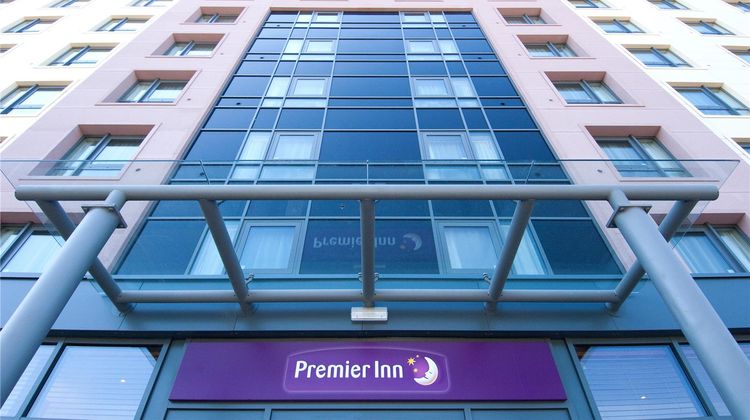 Premier Inn Gatwick Airport Manor Royal Exterior