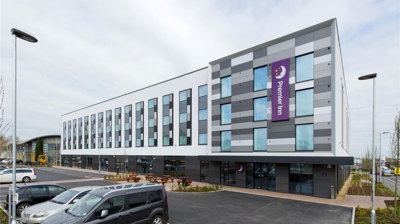 <b>Premier Inn Slough West Exterior</b>. Images powered by <a href="https://iceportal.shijigroup.com/" title="IcePortal" target="_blank">IcePortal</a>.