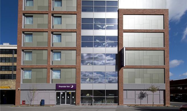 London Southgate hotel Exterior