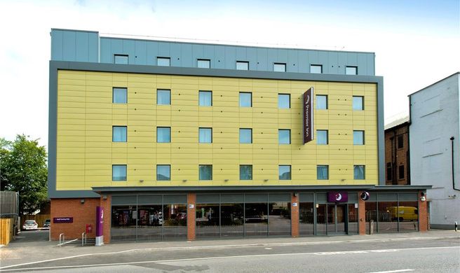 Premier Inn Newbury Town Centre Exterior