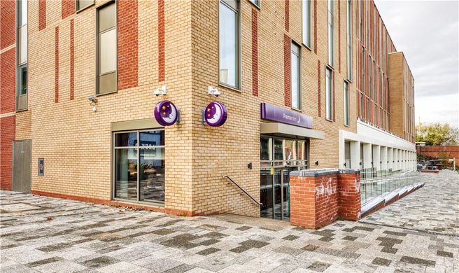 Premier Inn Banbury Town Centre Exterior