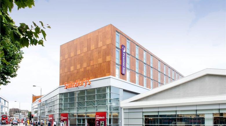 <b>Premier Inn London Wandsworth Exterior</b>. Images powered by <a href="https://iceportal.shijigroup.com/" title="IcePortal" target="_blank">IcePortal</a>.