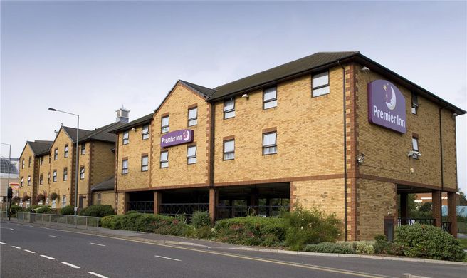 Premier Inn London Romford Central Exterior