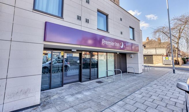 Premier Inn London Tooting hotel Exterior