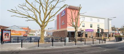 Premier Inn Yeovil Town Centre Exterior