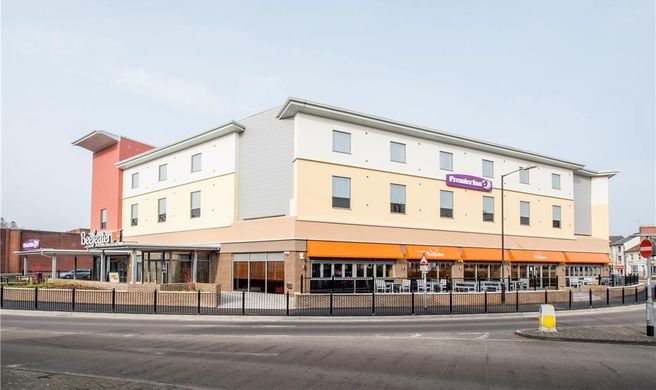 Premier Inn Yeovil Town Centre Exterior