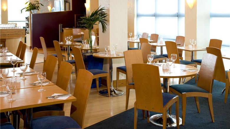 <b>Premier Inn London Wimbledon South Restaurant</b>. Images powered by <a href="https://iceportal.shijigroup.com/" title="IcePortal" target="_blank">IcePortal</a>.