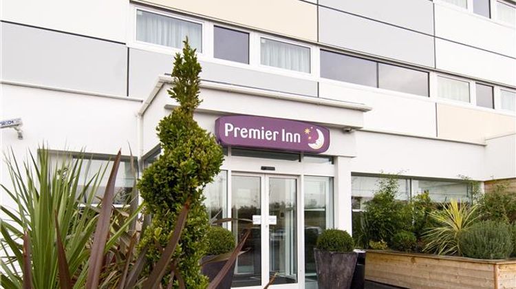 Premier Inn Manchester Airport South Exterior