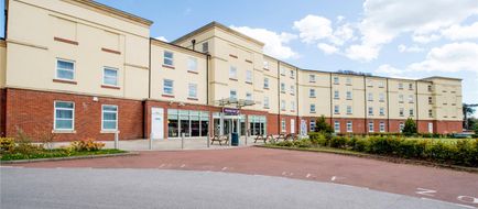 Premier Inn Stoke-Trentham Garden Exterior