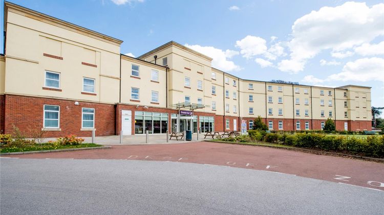 Premier Inn Stoke-Trentham Garden Exterior