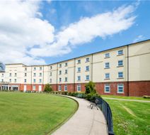 Premier Inn Stoke-Trentham Garden Exterior