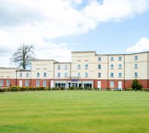 Premier Inn Stoke-Trentham Garden Exterior