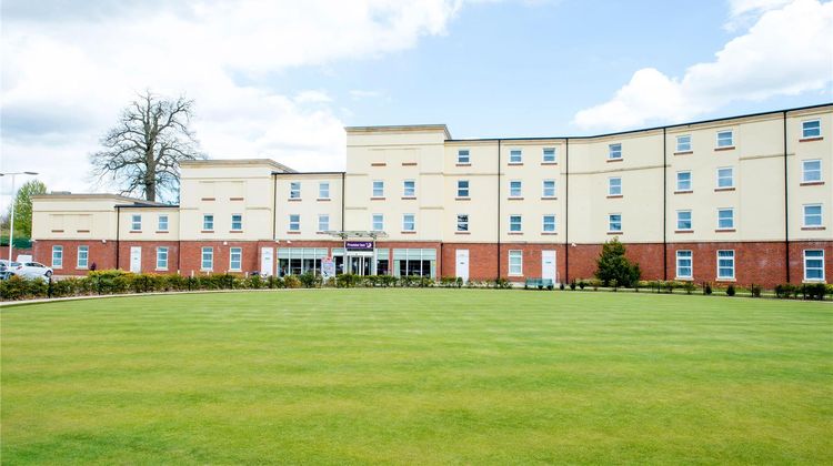 Premier Inn Stoke-Trentham Garden Exterior