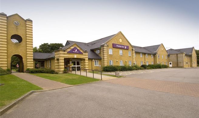 Premier Inn Aldershot Exterior