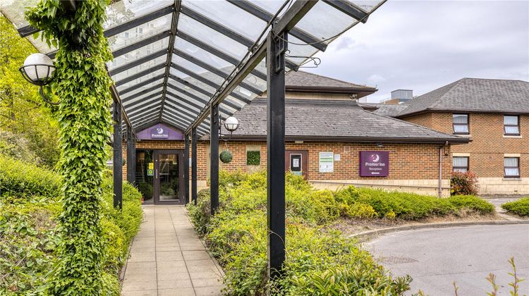 Premier Inn Bracknell Central Exterior