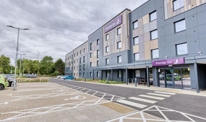 Premier Inn Milton Keynes - Willen Lake Exterior