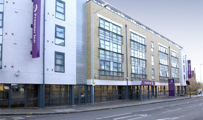 Premier Inn London Kew Exterior
