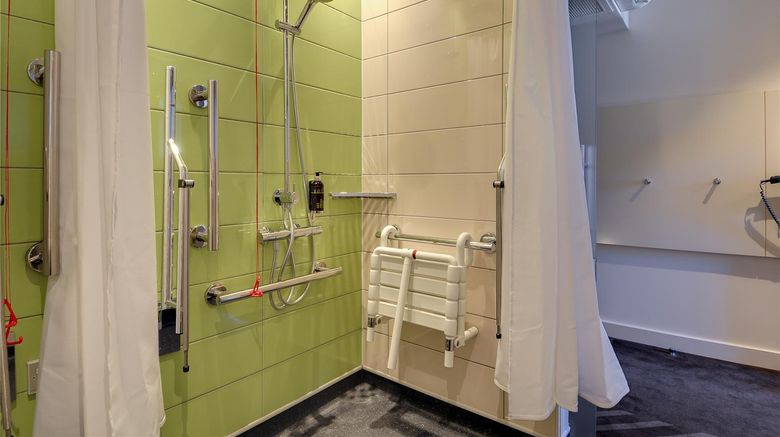 <b>hub by Premier Inn London Tower Bridge Room</b>. Images powered by <a href="https://iceportal.shijigroup.com/" title="IcePortal" target="_blank">IcePortal</a>.