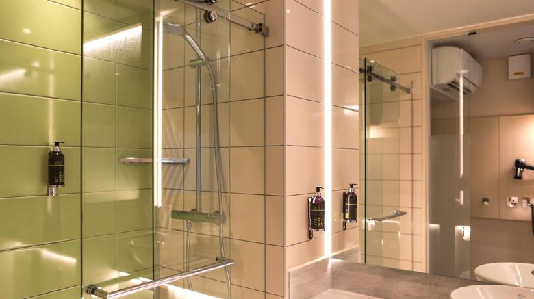 <b>hub by Premier Inn London Tower Bridge Room</b>. Images powered by <a href="https://iceportal.shijigroup.com/" title="IcePortal" target="_blank">IcePortal</a>.